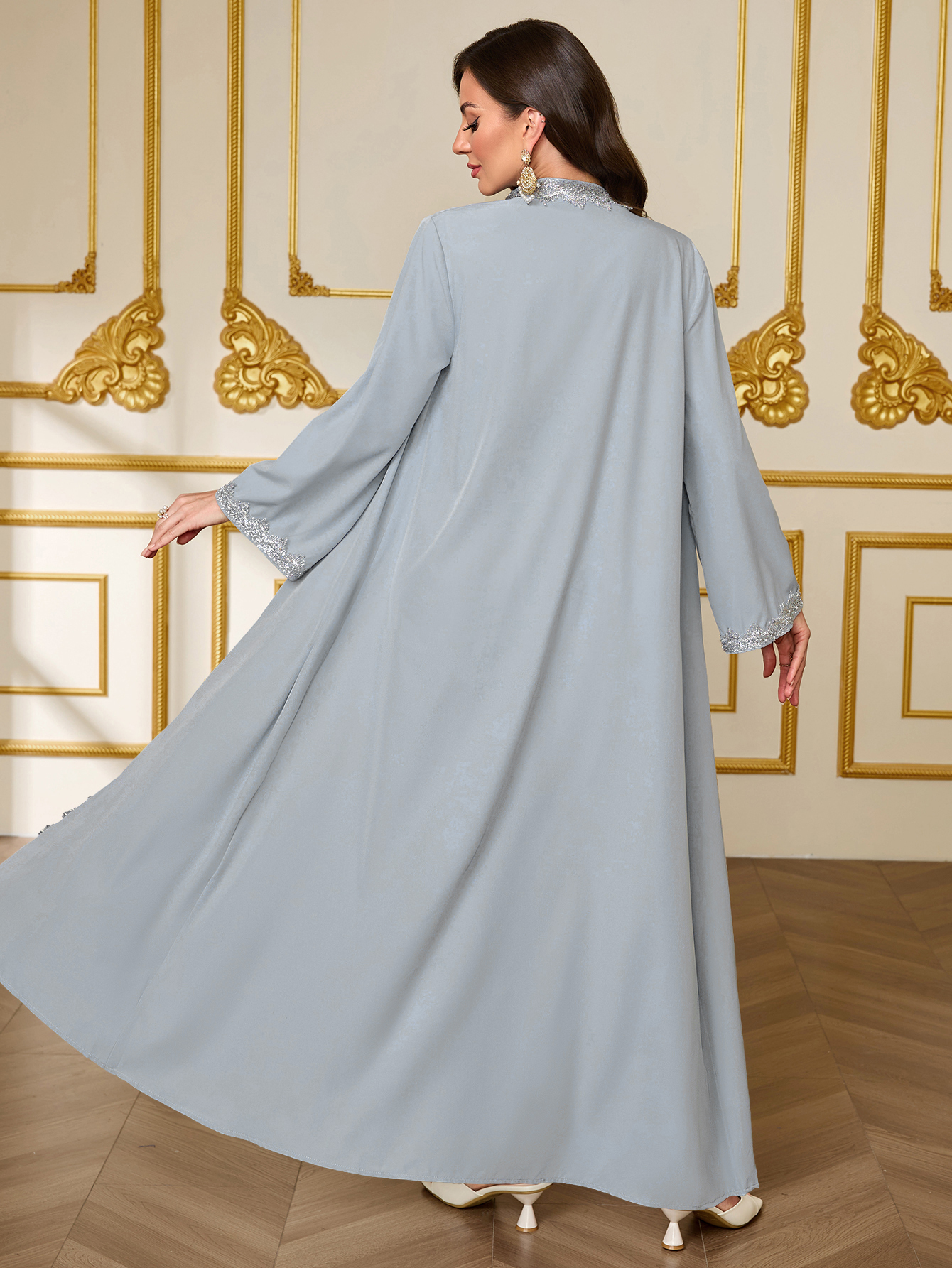 Ensemble de robe de luxe gris-bleu de style français avec broderies en dentelle, Abaya ouverte sur le devant de style moyen-oriental pour mariage / fête / usage quotidien