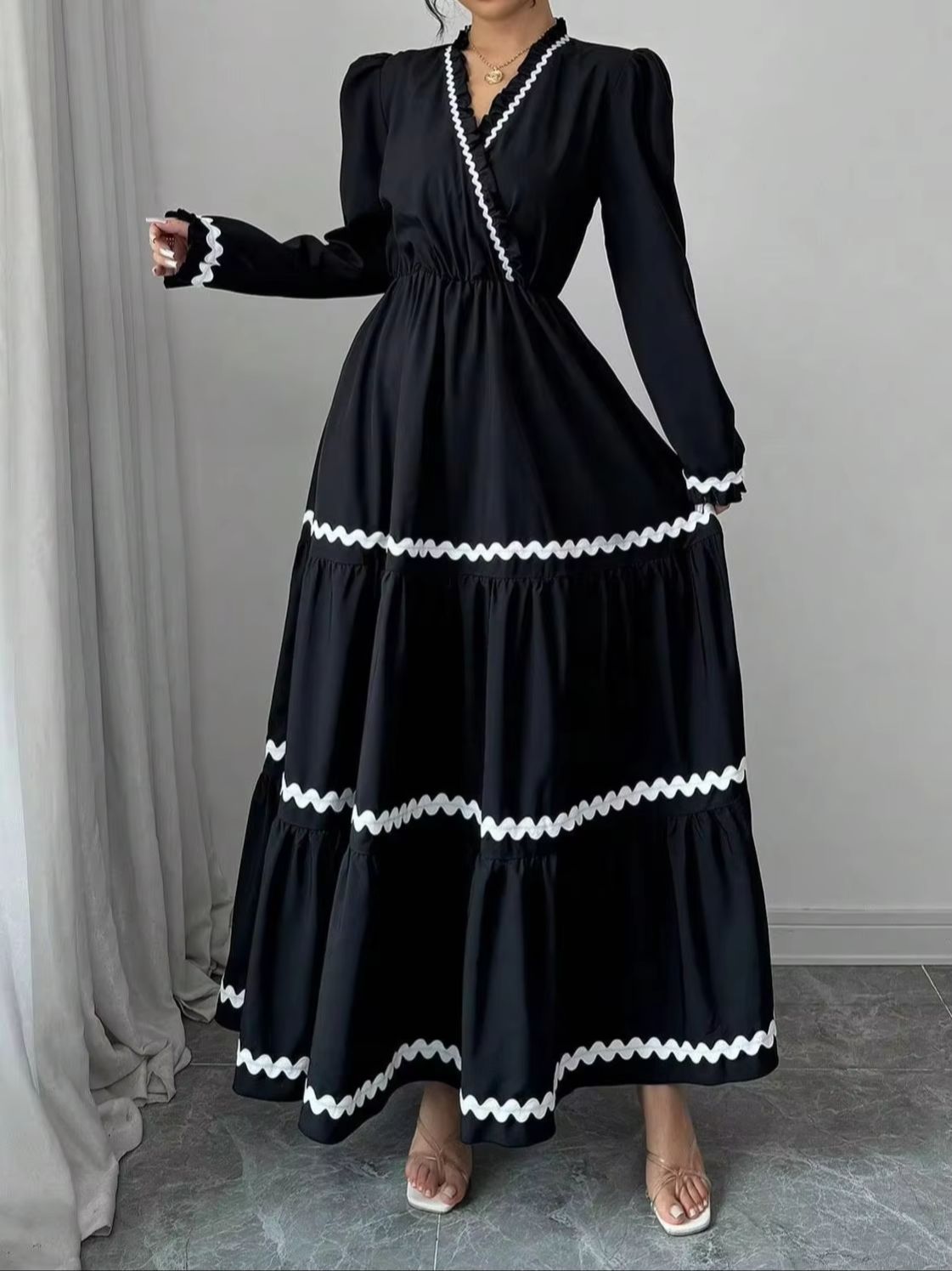 Robe longue romantique pour femme, col en V, manches bouffantes superposées, ourlet color block, tenue décontractée et tendance pour les rendez-vous et les trajets quotidiens.