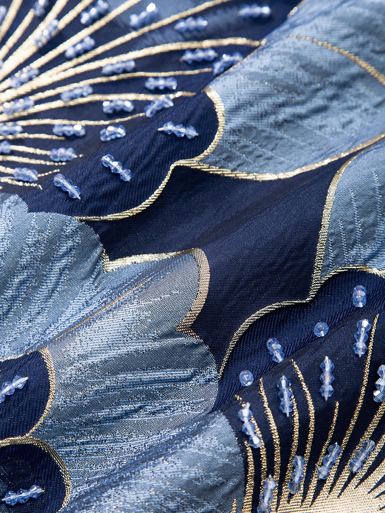 Robe pour femmes en jacquard bleu ornée de perles, manches courtes, col rond, coupe ample, coupe en A, idéale pour un mariage estival, élégante et décontractée.