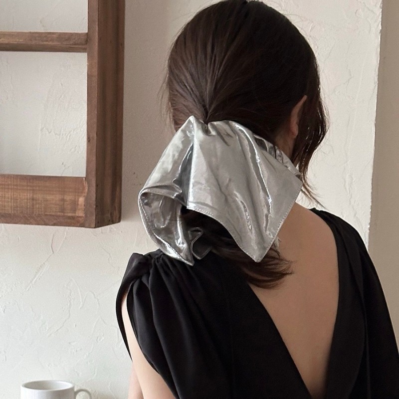 Accessoires de cheveux élastiques à haute bande de cheveux d'écharpe carrée en cuir argenté pour les femmes