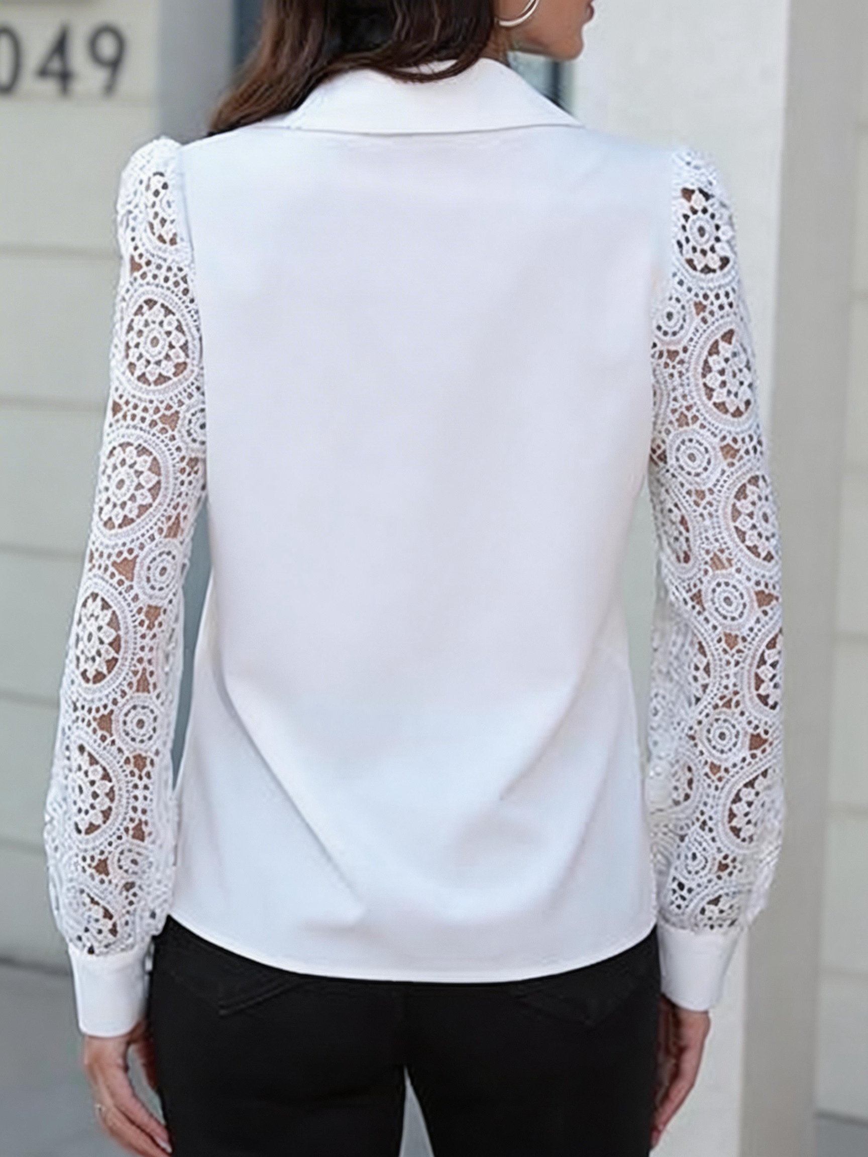 Chemisier blanc brodé de dentelle de style européen pour femme - Col en V, manches longues, chemise élégante pour tenue de bureau
