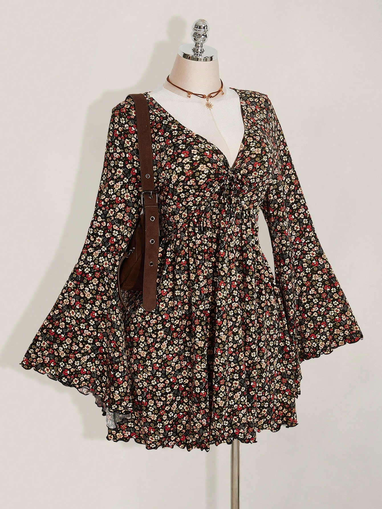 Robe d'automne grande taille pour femme avec un col en V sexy, des manches plissées évasées, des manches longues, un motif floral et une jupe à cordon de serrage
