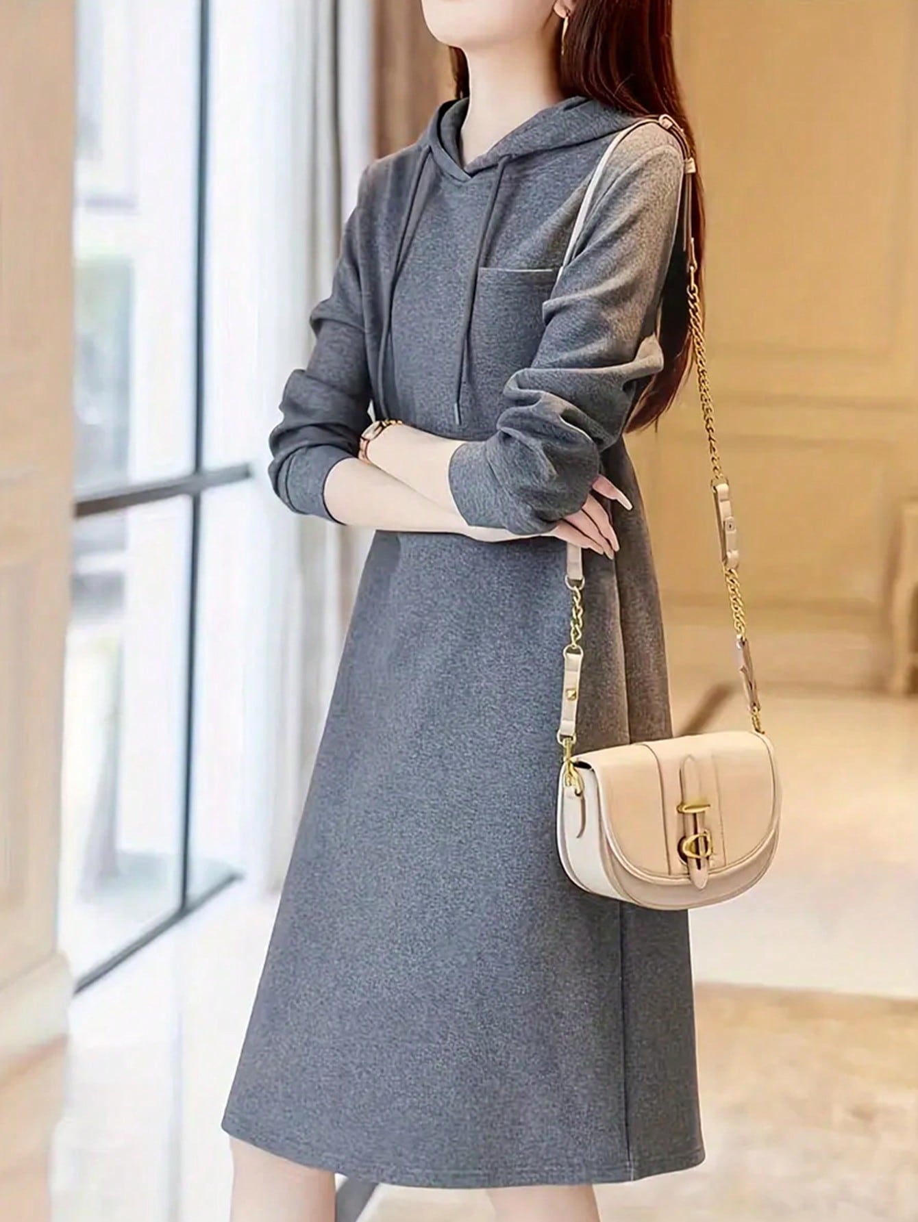 Robe midi en maille à capuche pour femme, automne 2026, manches longues, extensible, ample, décontractée, avec capuche à cordon et poche.