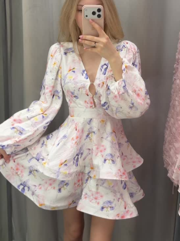 Robe Courte Rose Pâle Imprimée Col Plongeant Chic pour Femme avec Manches Bouffantes, Corset et Volants – Mini-Robe Moulante pour Soirée et Vacances