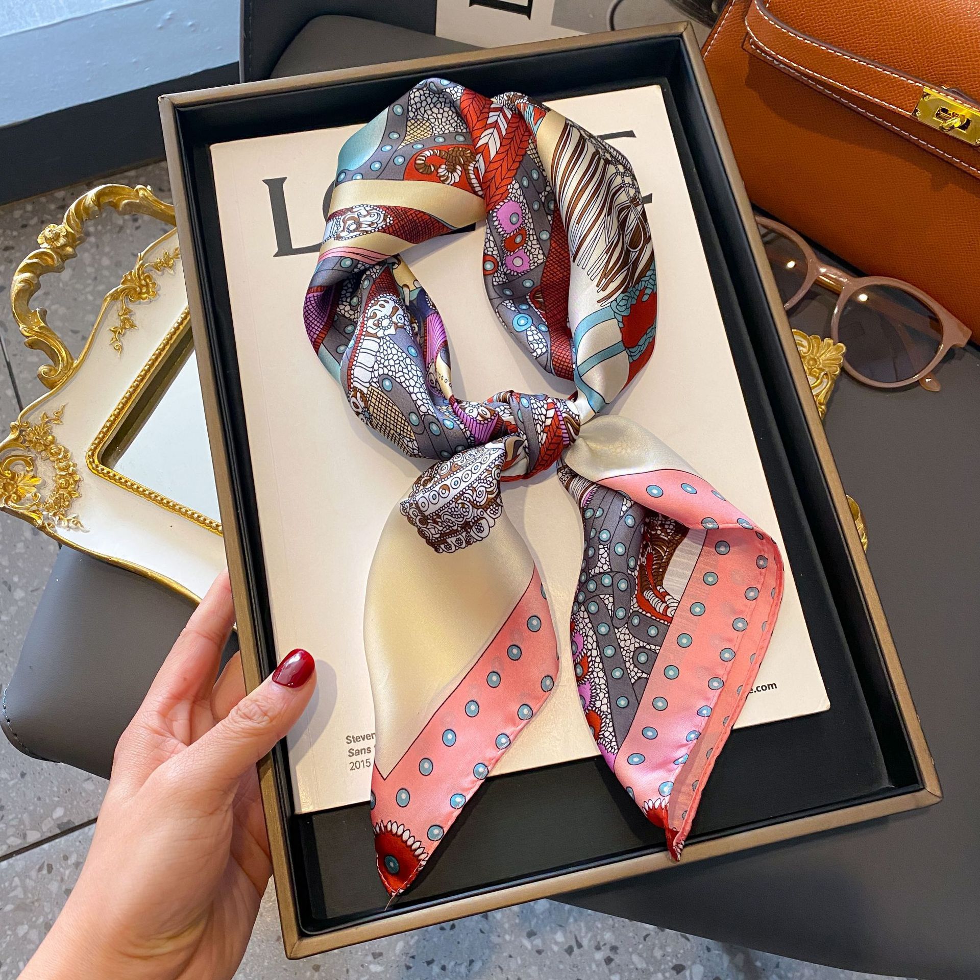 Nouveau Foulard Carré de Luxe en Satin de 70 cm pour Femme, Foulard Effet Soie, Foulard de Mode pour Anses de Sac, Accessoires pour Cheveux et Cou