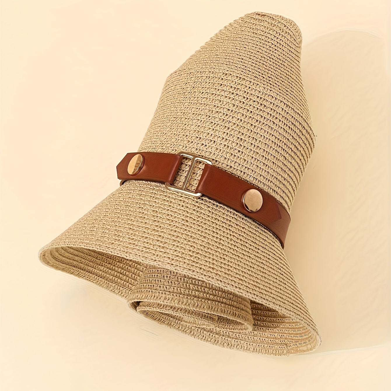 Chapeau de paille d'été pour femme à calotte plate, idéal pour les sorties et la protection solaire à la plage.