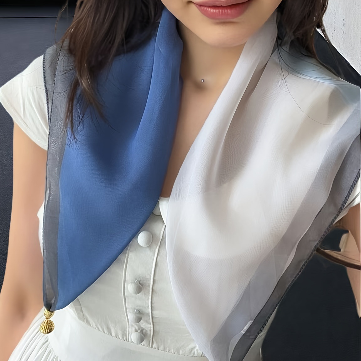 Écharpe fine élégante |   Fermeture magnétique |   100% polyester |   Tissu effet mousseline |   Résistant au vent |   Design imprimé |   Vêtements pour femmes printemps-été