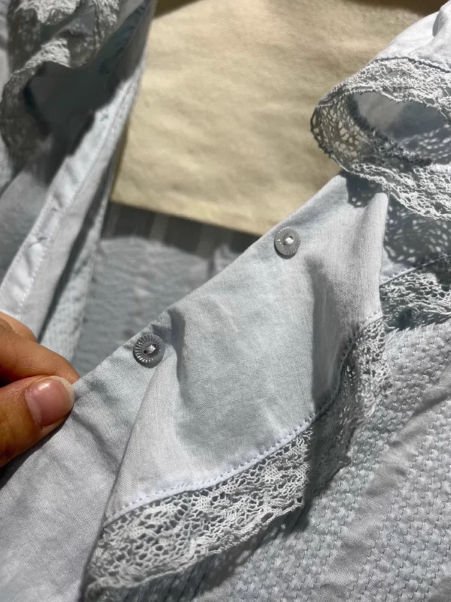 Chemisier décontracté pour femme en dentelle patchwork 100% coton, à volants, col en V, manches bouffantes, simple boutonnage, style campagne française, pour l'été