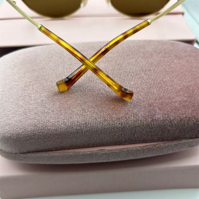 Lunettes de soleil rondes européennes et américaines pour femmes, au style haut de gamme, monture ovale en métal, polyvalentes, tendance et rétro.