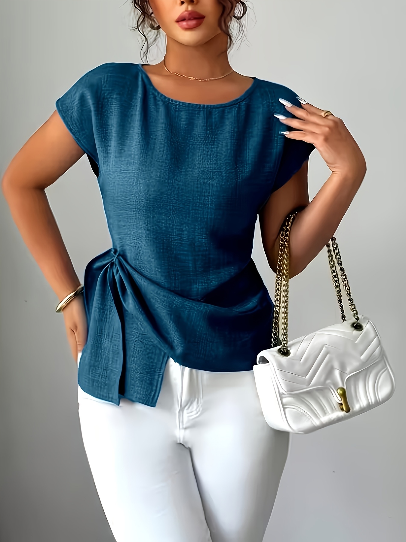 Haut à manches courtes bleu marine pour femme avec ourlet asymétrique et fermeture éclair au dos, chemise décontractée et élégante pour le quotidien et les vacances