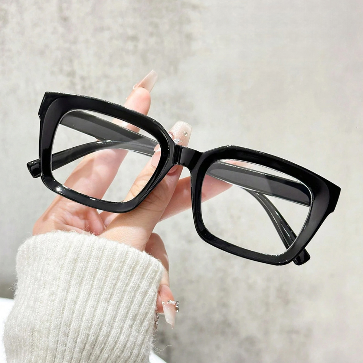 1 paire de lunettes carrées noires à grande monture pour femme, simples, décontractées, sexy, avant-gardistes européennes et américaines, au style décontracté, exquises et polyvalentes, lunettes sans ordonnance à la mo