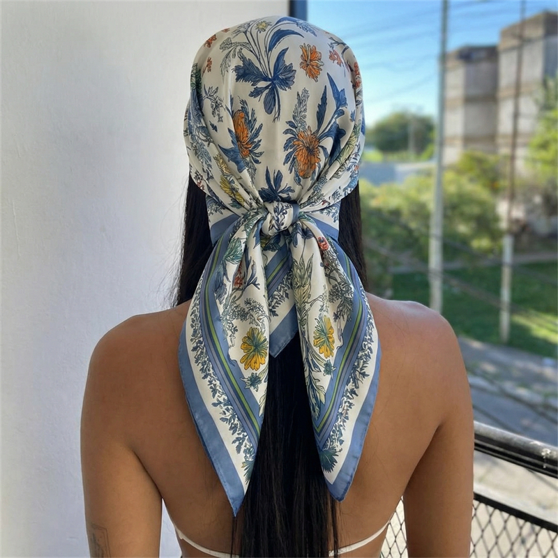 Foulard carré en soie pour femme, imprimé floral de luxe, en satin doux, utilisable comme cache-cou, hijab, bandeau, ou ruban de sac