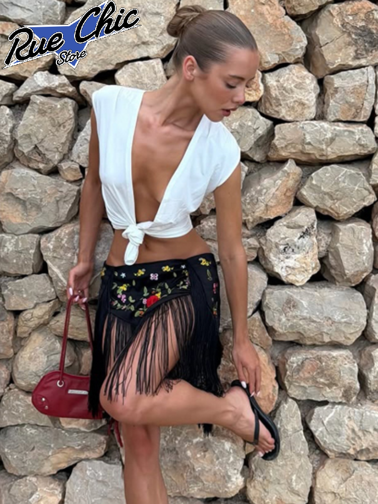 Nouvelle jupe moulante mi-longue pour femme, couleur pêche, avec franges dorées en V, coupe ajustée, idéale pour l'été 2026 et les vacances à la plage