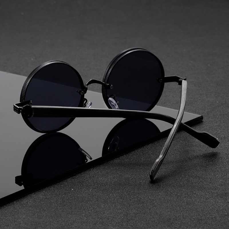 1 paire de lunettes de soleil UV rondes à monture complète, idéales pour l'extérieur et l'usage quotidien. Livré avec un chiffon de nettoyage et des coussinets de nez antidérapants.