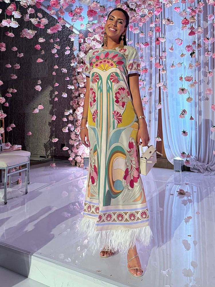 Robe longue chic imprimée pour femme, col rond, manches courtes, coupe ample, avec empiècements plumes, collection été 2026, idéale pour les vacances
