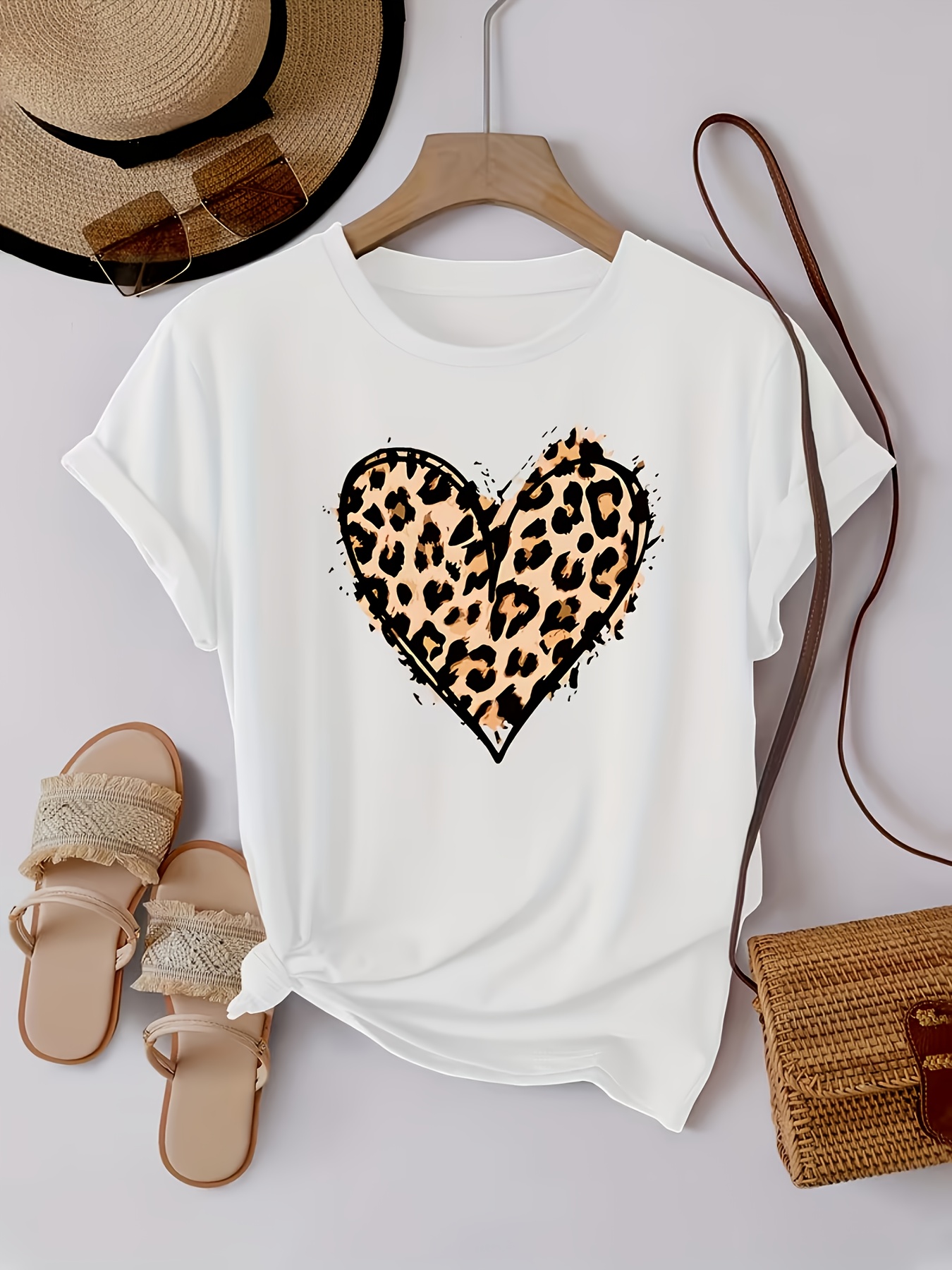 T-shirt décontracté pour femme avec motif imprimé en forme de cœur à imprimé léopard, adapté à toutes les saisons et aux voyages.