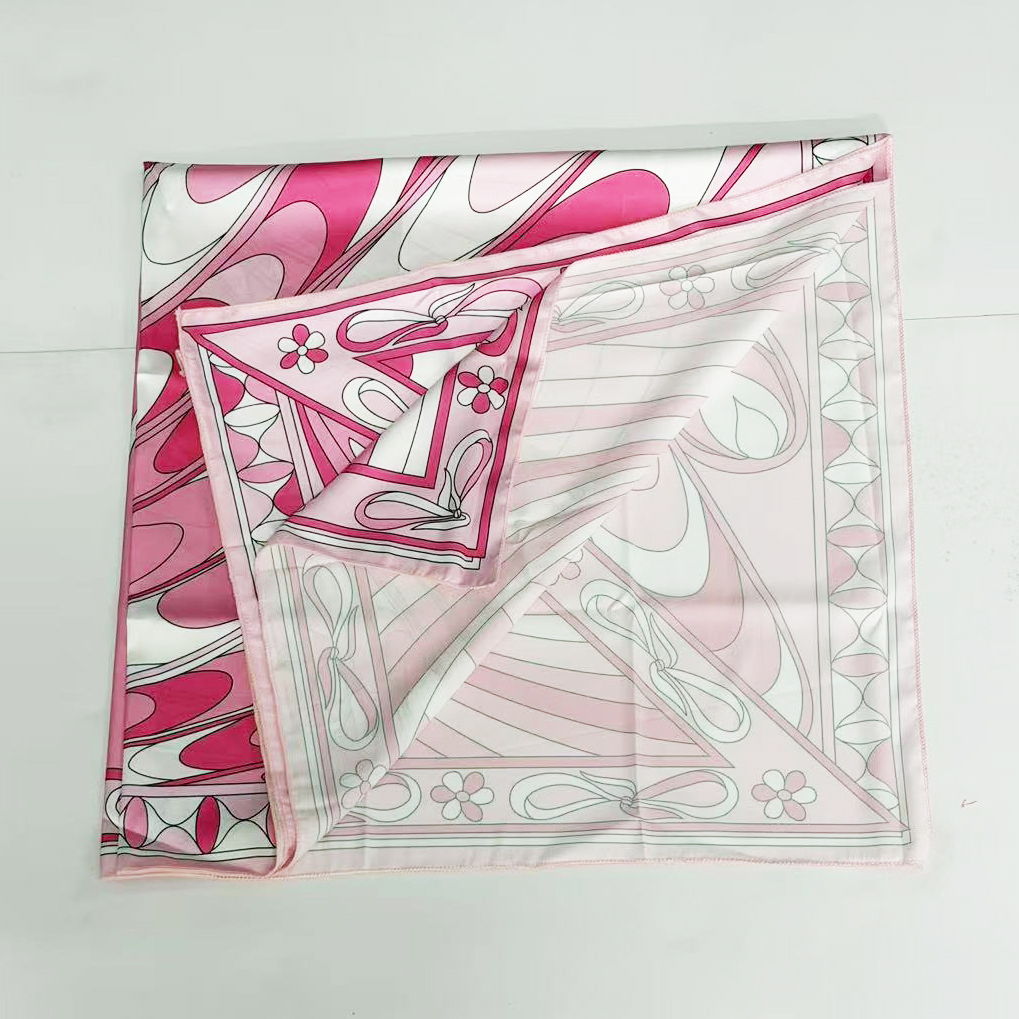 Foulard carré en soie rose pour femme, design de mode, avec logo signature de créateur, de marque de luxe, à porter comme écharpe ou comme jupe de plage asymétrique