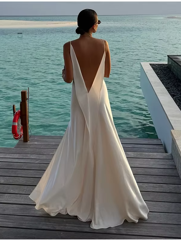 Robe longue en satin dos nu fendue pour femme, sexy, avec décolleté drapé, sans manches, collection été 2026, idéale pour les vacances et les soirées.
