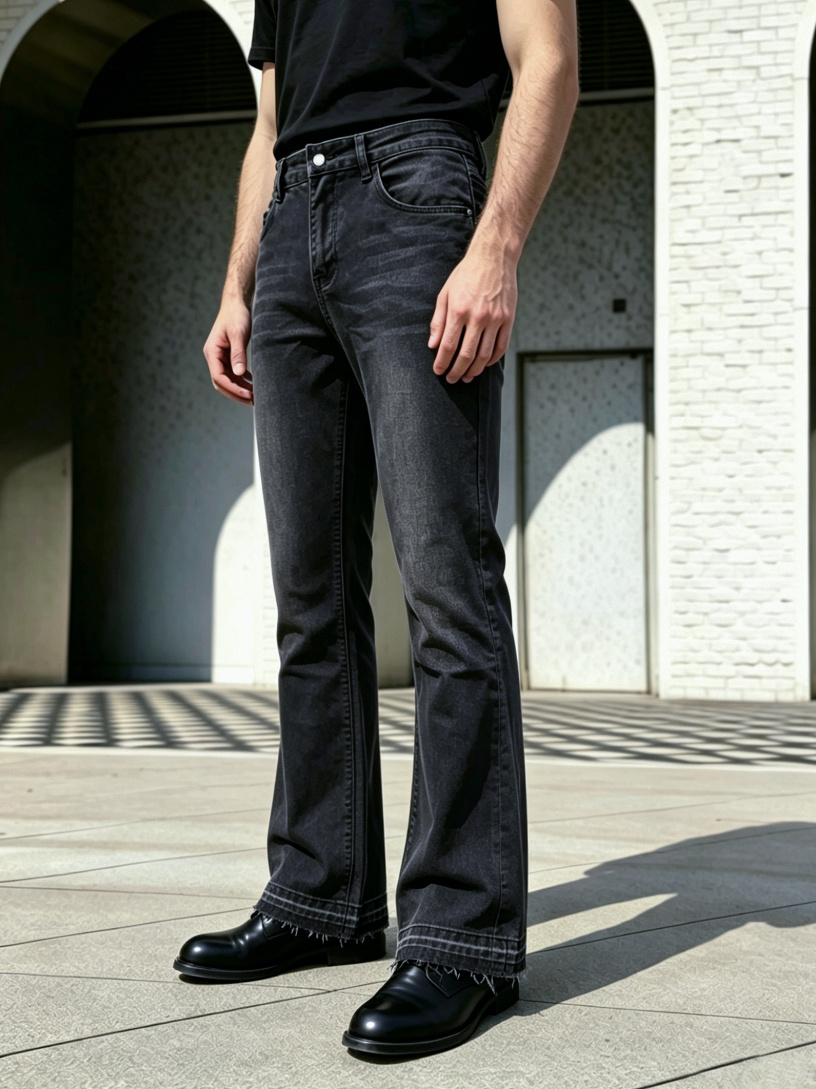 Pantalon en jean pour homme, coupe bootcut évasée, noir délavé, ourlet effiloché