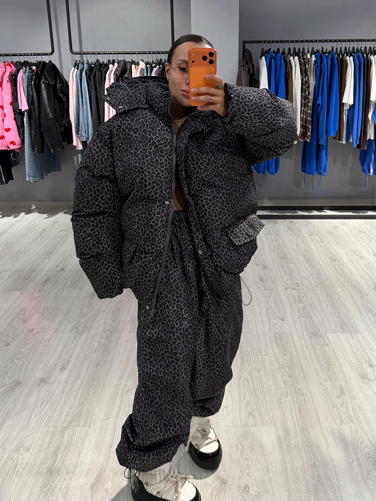 Ensemble 2 pièces pour femmes à imprimé léopard : manteau matelassé à capuche et pantalon à jambes larges, ensemble ample et chaud pour l'hiver, tenue assortie pour femmes.