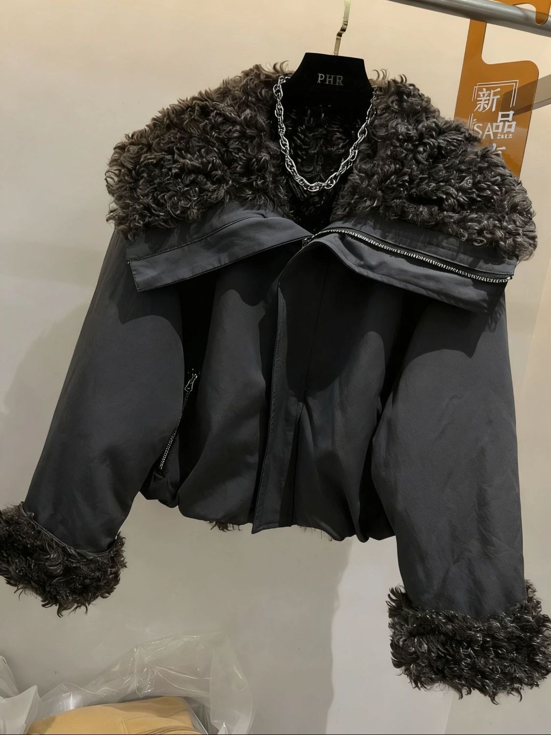 Manteau d'hiver en peluche et épaissi, nouveau design avec grand col en fourrure d'agneau, veste en coton pour femmes, parka courte, vêtements d'extérieur beige