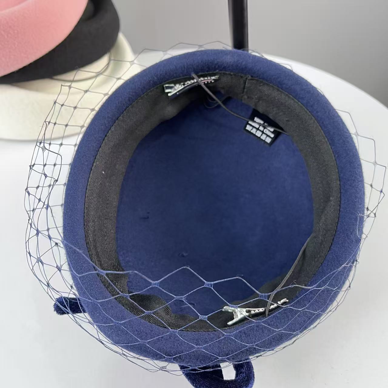 Femmes habillées chapeau fascinateur voile nœud papillon laine feutre béret pilulier chapeau fête de mariage Cocktail Occasion casque dames Fedora chapeau