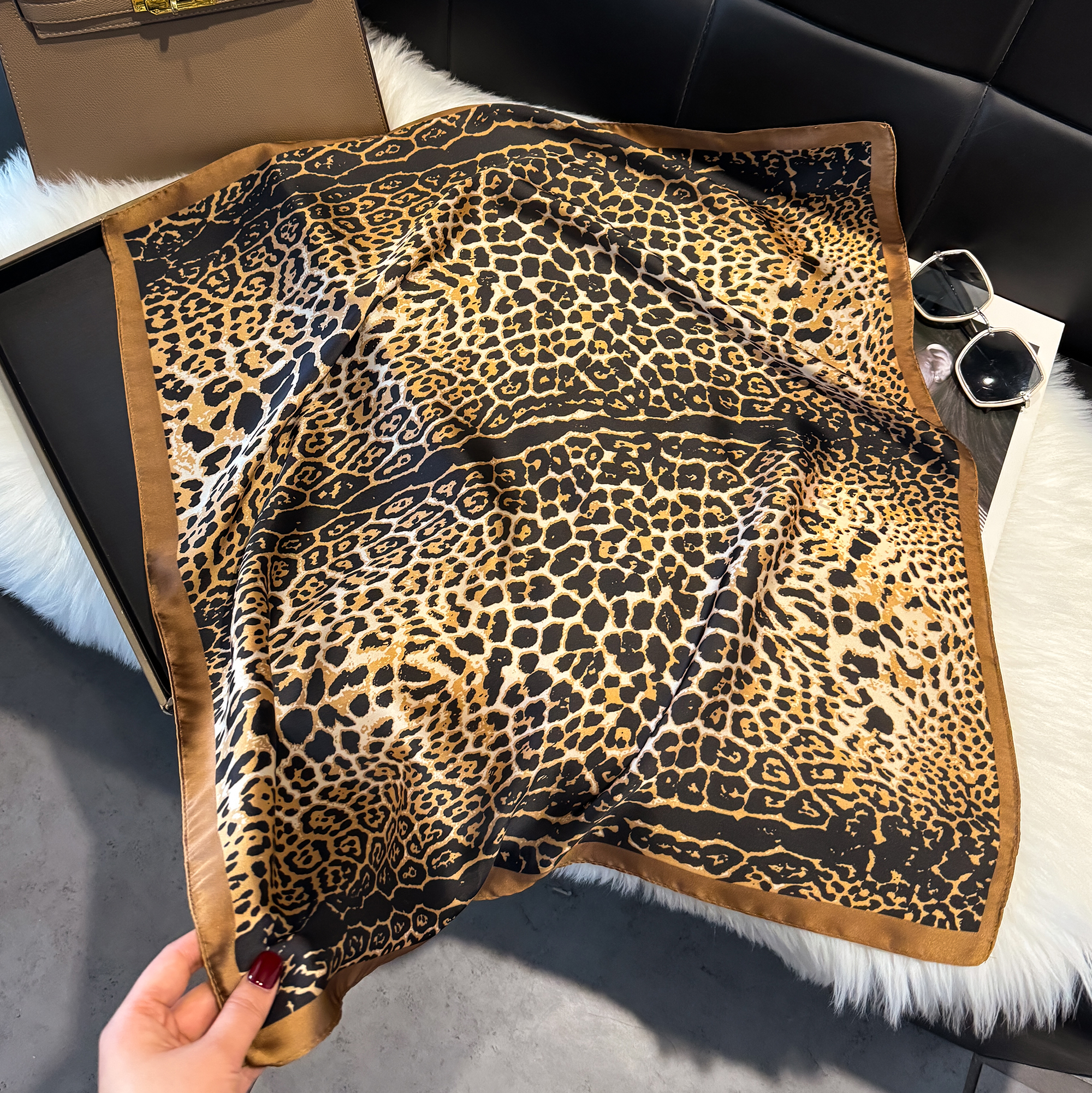 Écharpe carrée de luxe à imprimé léopard, bandana en satin doux, foulard vintage coupe-vent, châle en imitation soie, serviette de plage de voyage