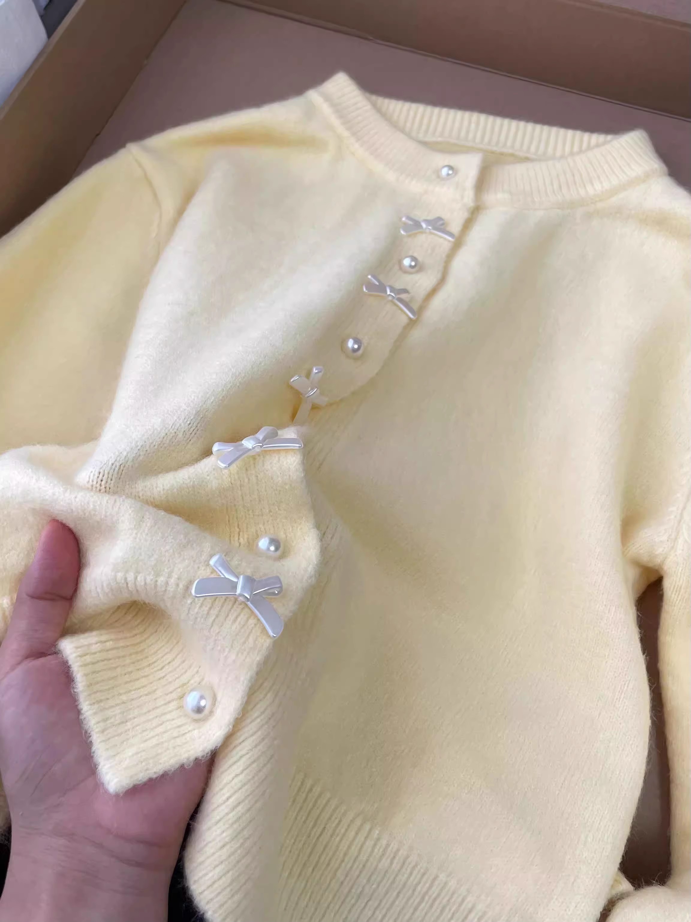 Pull à manches longues et boutons en perles pour femme, Style doux, col rond, avec nœud doux, manteau Cardigan tricoté jaune, nouvelle collection printemps automne