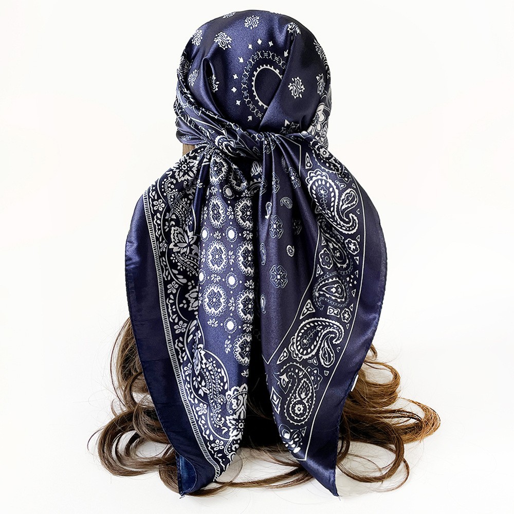 Foulard carré en satin à motif paisley de 90 cm, foulard rétro tendance pour femmes, accessoire de mode, foulard en satin noir et blanc à motif paisley.