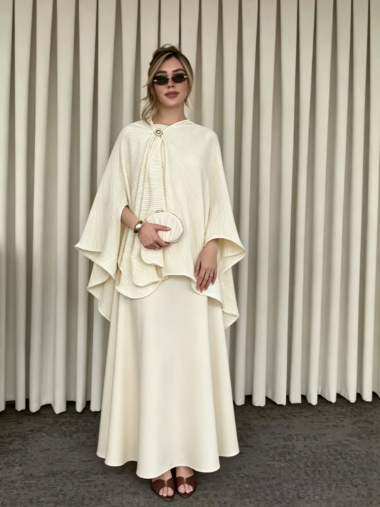 Ensemble Abaya élégant et luxueux blanc crème avec cape ample, haut et jupe longue pour femme musulmane, tenue formelle modeste pour l'Aïd, soirée, fête ou rendez-vous