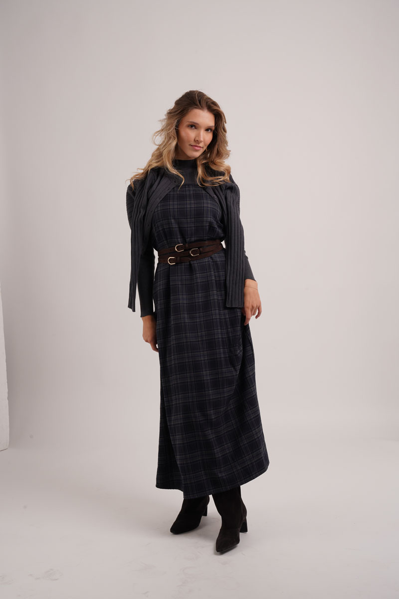 AS AW26 Robe nuisette à carreaux tendance assortie à un cardigan en maille à larges côtes et un haut à col montant en maille pour femme