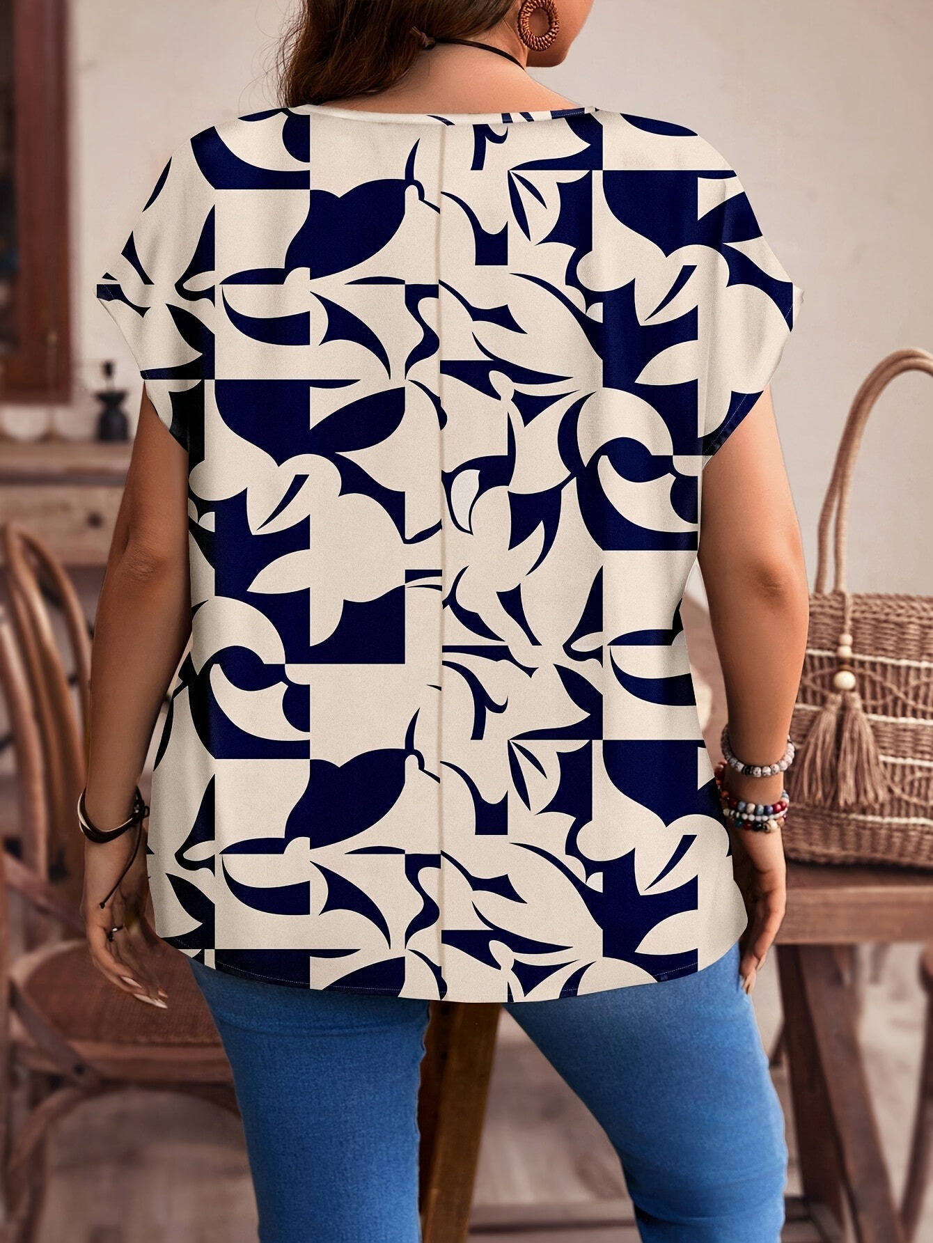 Chemise à manches courtes ample à imprimé abstrait pour femmes grandes tailles, style chic moderne