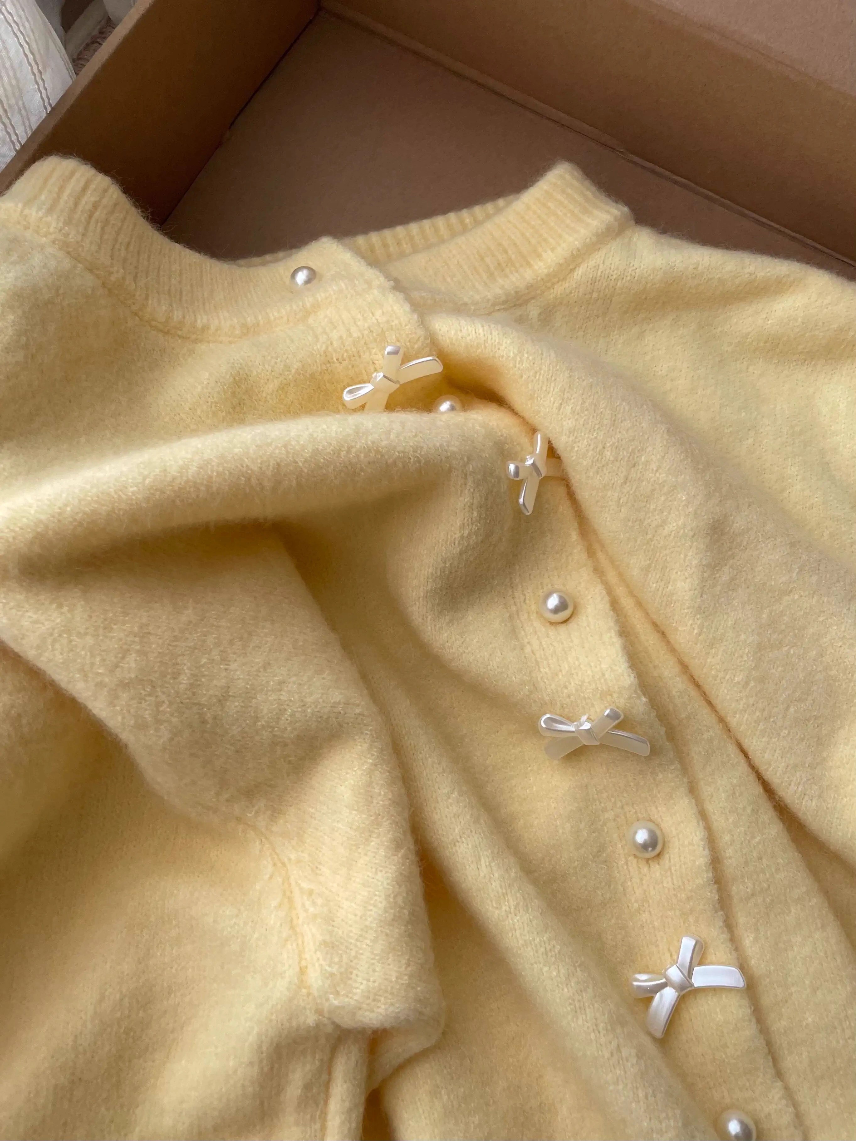 Pull à manches longues et boutons en perles pour femme, Style doux, col rond, avec nœud doux, manteau Cardigan tricoté jaune, nouvelle collection printemps automne