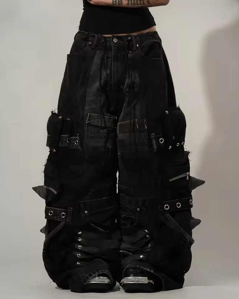 Pantalon en jean noir déchiré unisexe Y2K avec plusieurs poches cargo, bretelles, détails zippés, style punk goth, coupe large et ample, streetwear