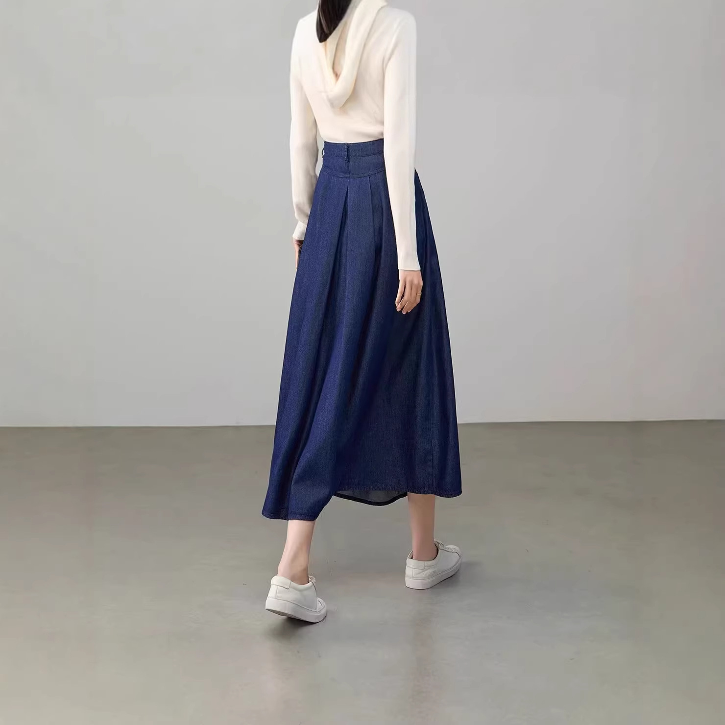 Jupe mi-longue élégante en denim plissée avec poches, coupe trapèze amincissante, taille élastique, nouveau style d'été pour femme