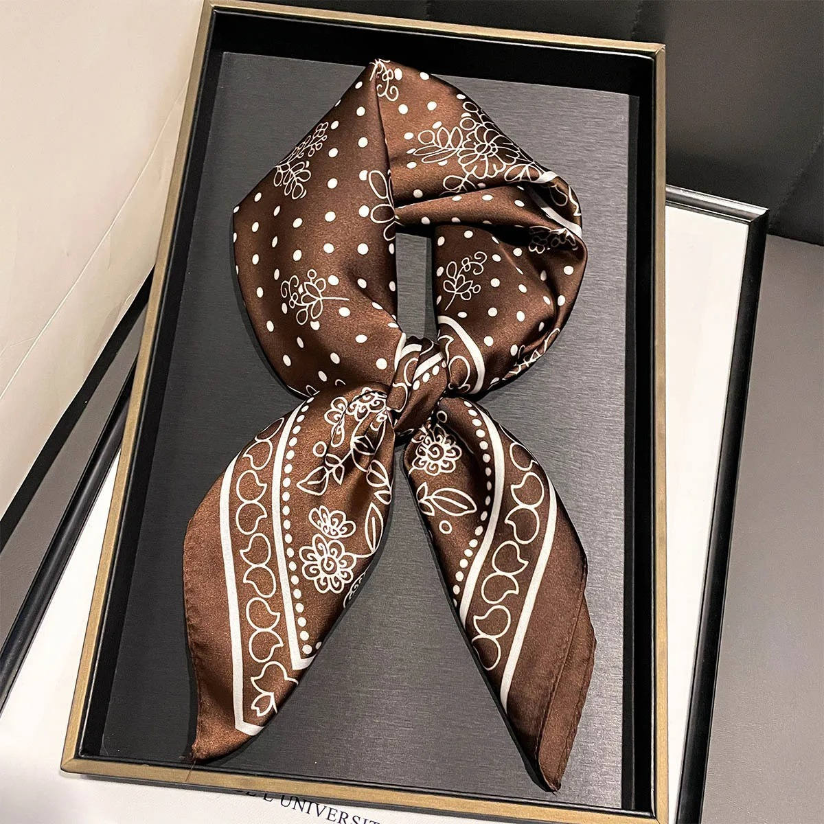 Foulard carré en soie imprimé Paisley pour femmes, décoration de foulard, cravate au cou, Hijab, enveloppes féminines, foulard de tête doux, nouvelle collection 2026