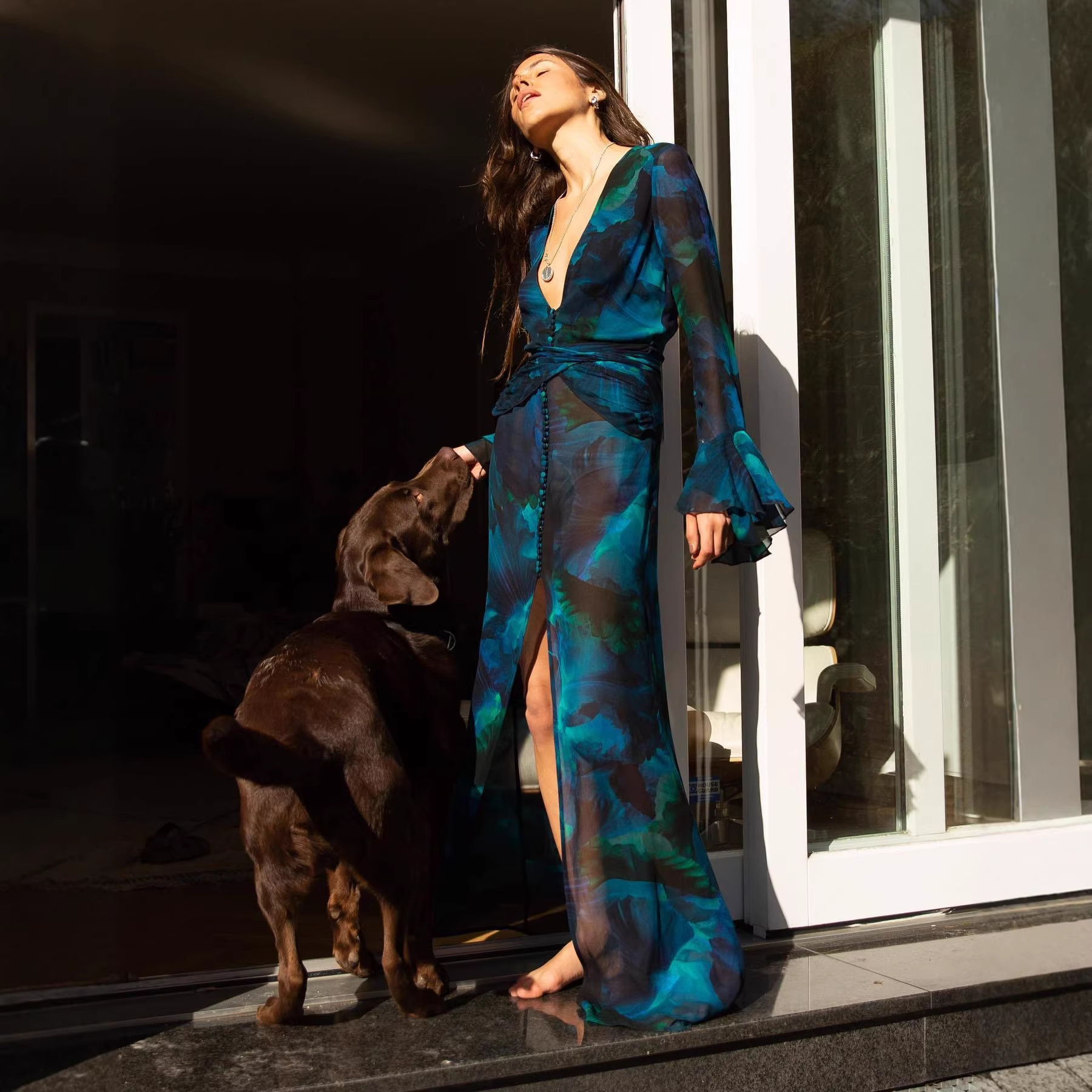 Collection Printemps 2026 : Robe de plage en mousseline imprimée pour femme, style décontracté et élégant, coupe ample, manches longues, type cardigan.