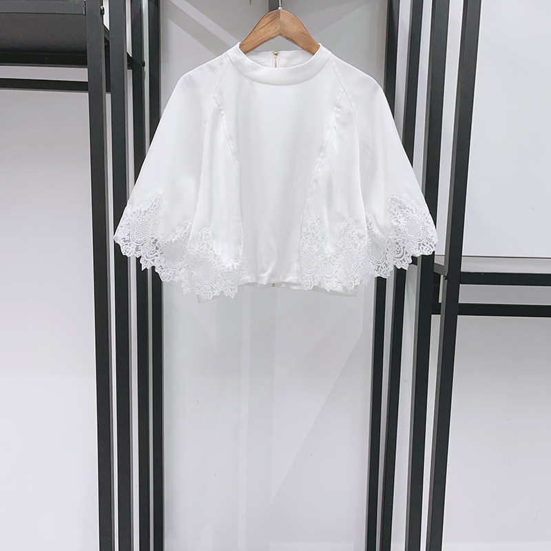 Chemisier élégant pour femme en satin à col semi-montant avec empiècements, fermeture éclair au dos et manches courtes en dentelle, Nouveauté 2026