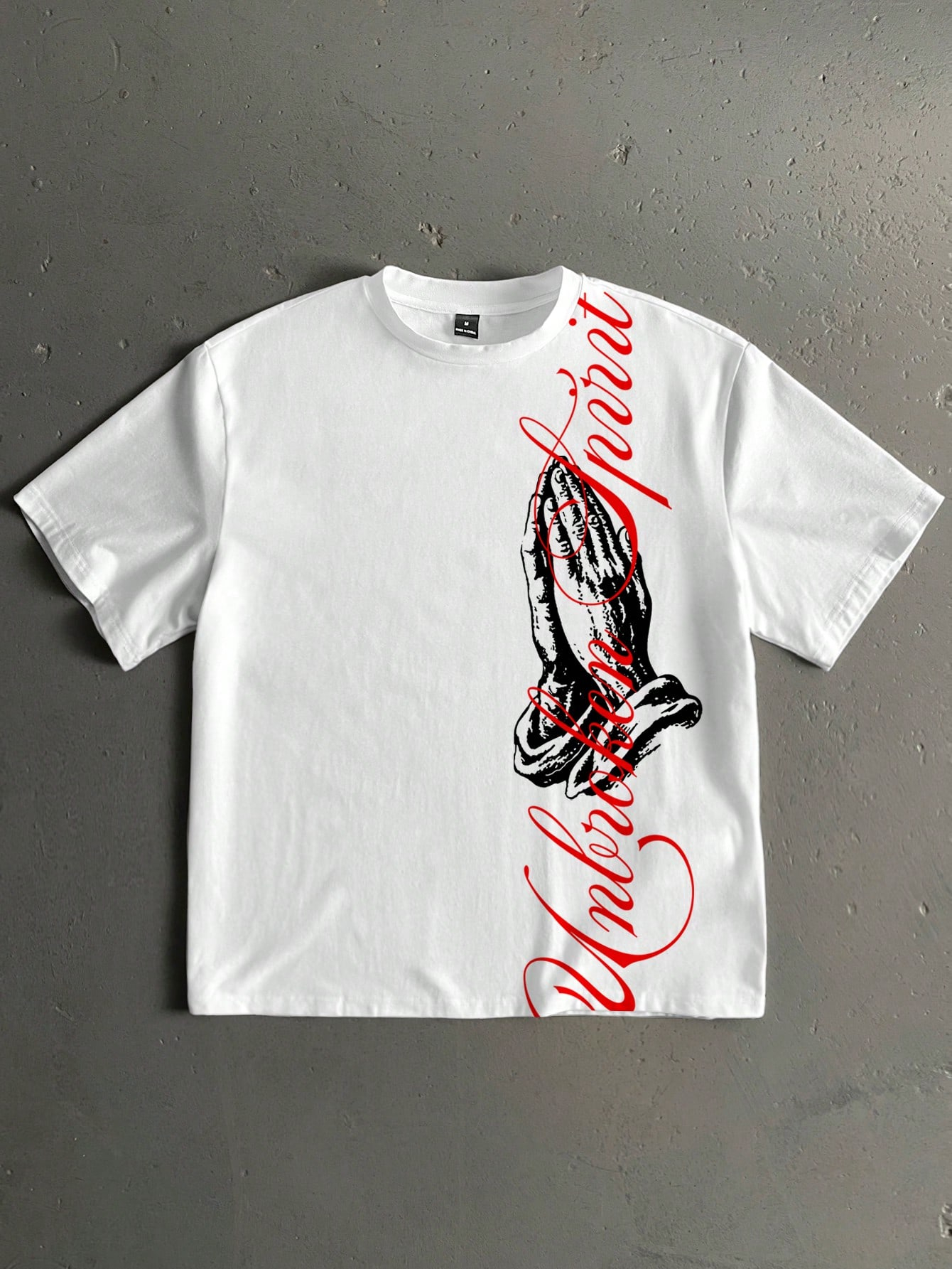 Imprimé tendance en écriture anglaise cursive pour hommes, coupe classique : Vierge Marie avec des mains affectueuses et la croix, imprimé tendance