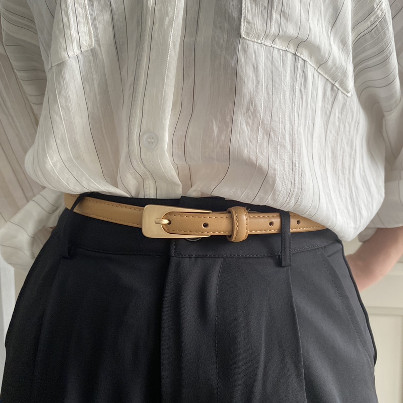 Ceinture fine en cuir chic pour femme avec boucle carrée, idéale pour jeans et pantalons, accessoire de mode féminin