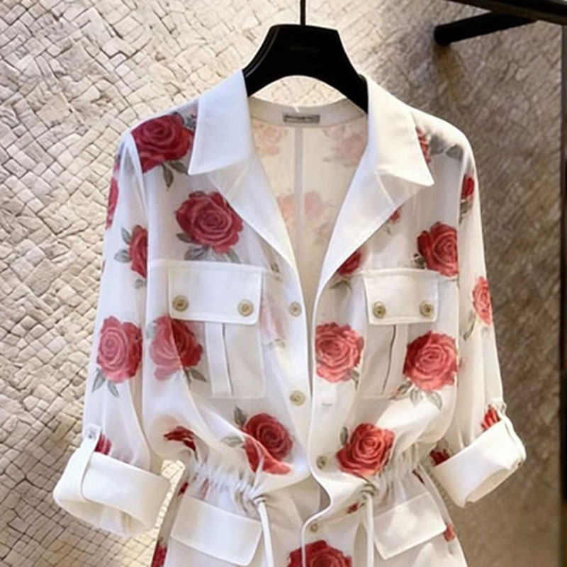Chemisier pour femme, design élégant, imprimé roses, blanc, nouvelle collection été 2026, manches longues, style col à revers avec ceinture à la taille