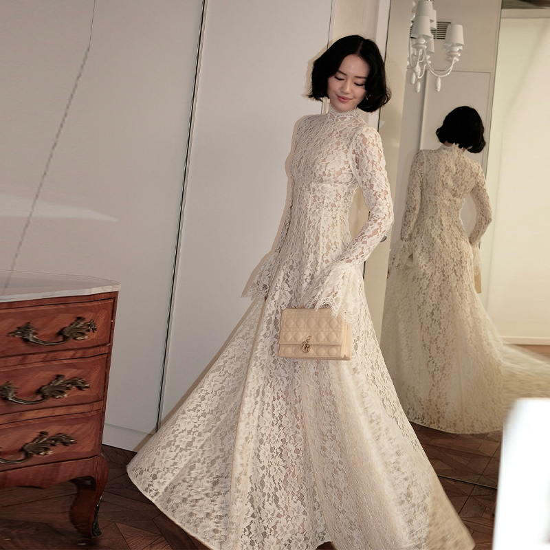 Robe longue élégante en dentelle française, style vintage et tendance, pour femme, idéale pour soirée, mariage, invitées, tenue de soirée formelle ou décontractée.