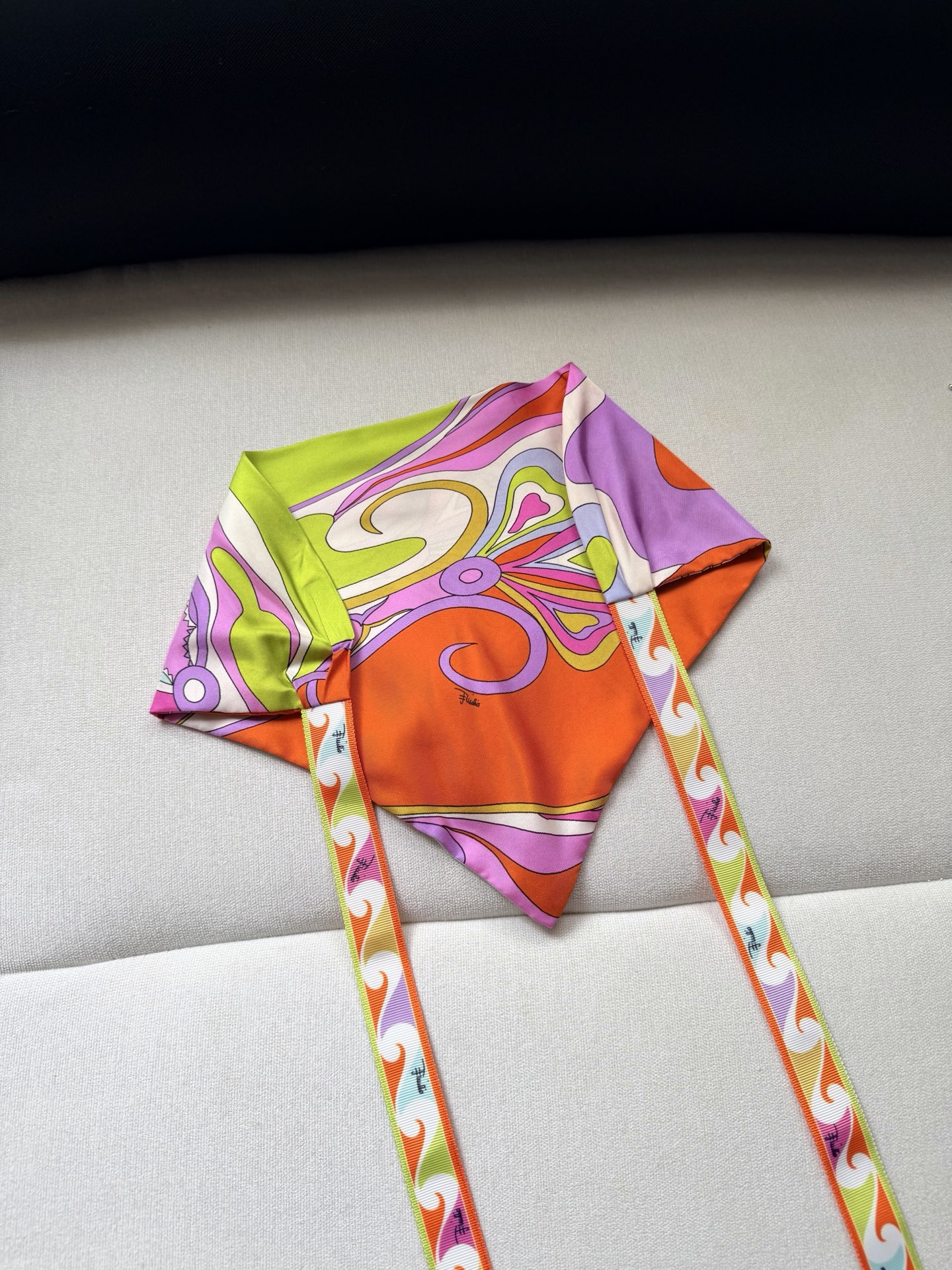 Foulard triangulaire élégant pour femme à imprimé patchwork : Unique et polyvalent