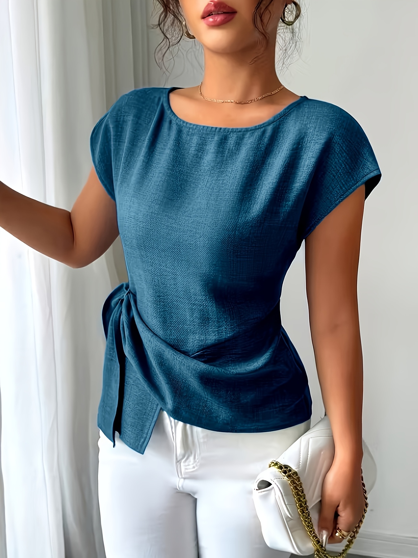 Haut à manches courtes bleu marine pour femme avec ourlet asymétrique et fermeture éclair au dos, chemise décontractée et élégante pour le quotidien et les vacances
