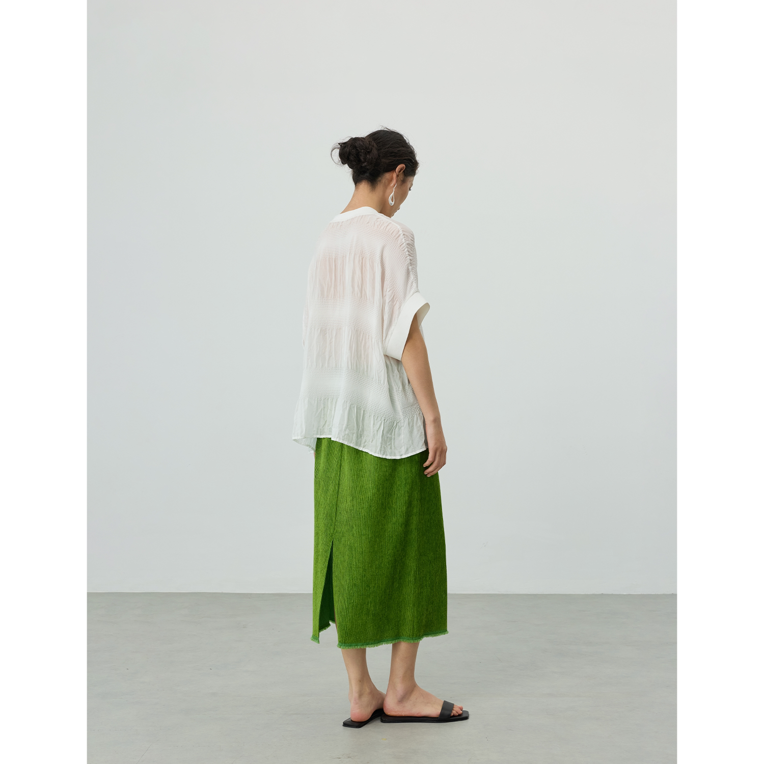 Chemisier plissé en soie mélangée à manches courtes, coupe ample pour femme – Collection Été 2026