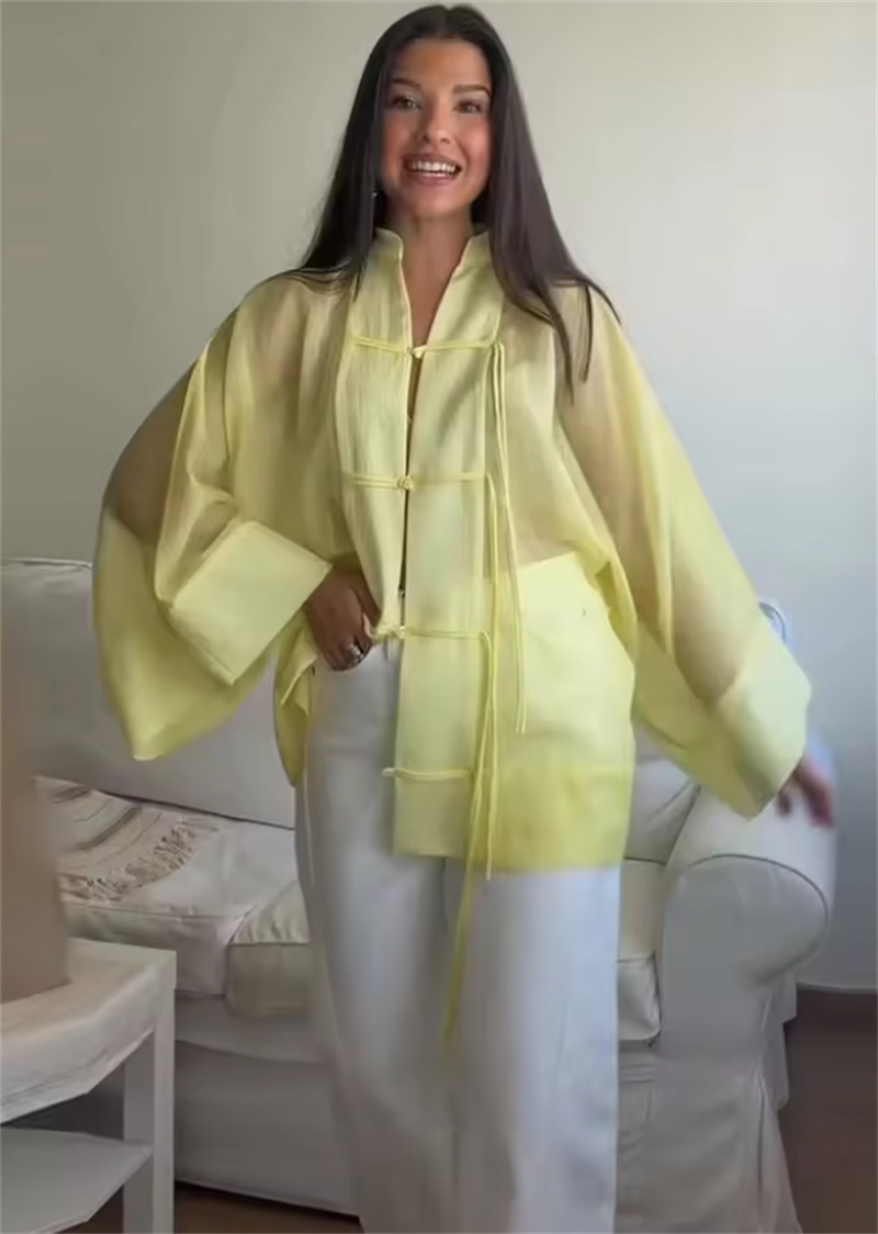 Chemisier Femme Été 2026 Nouvelle Collection Jaune Manches Longues avec Boutons Décoratifs Coupe Ample Idéal Plage et Vacances Élégance et Raffinement