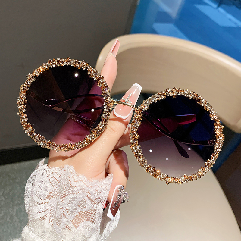 Nouvelles lunettes de mode en diamant pour dames, visage mince, lunettes de soleil de haute qualité à la mode, tir de rue.