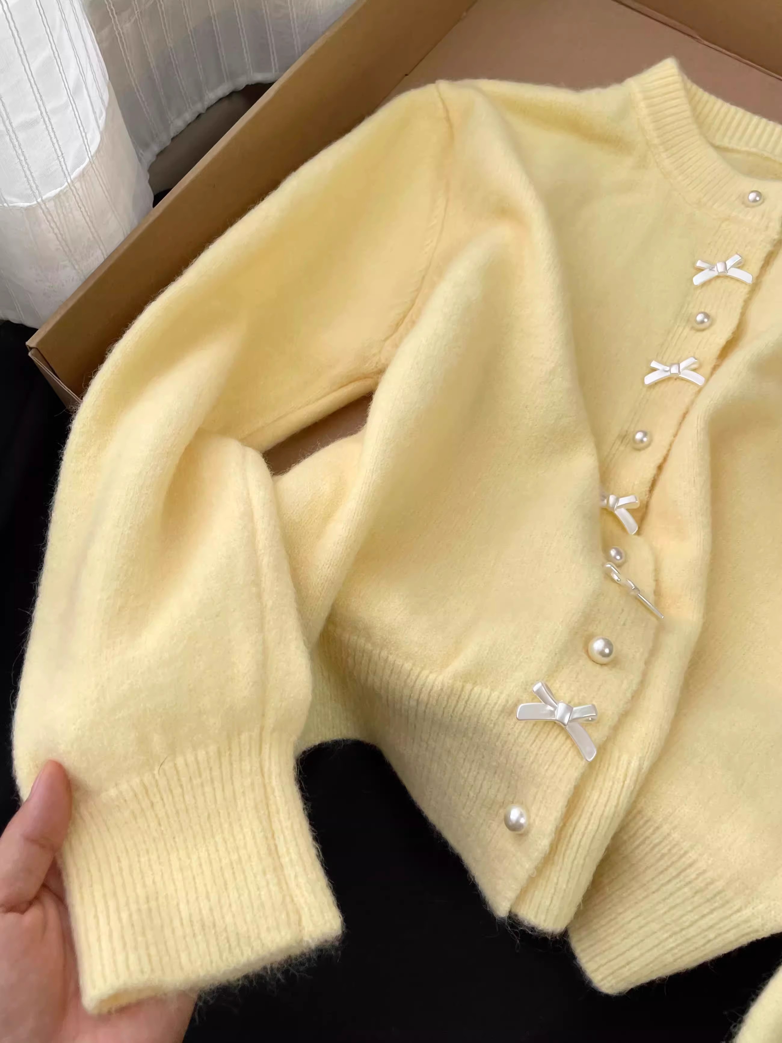 Pull à manches longues et boutons en perles pour femme, Style doux, col rond, avec nœud doux, manteau Cardigan tricoté jaune, nouvelle collection printemps automne