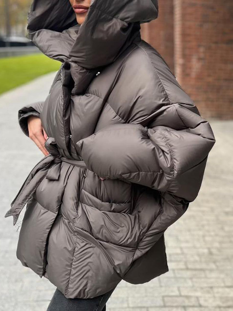 Manteau matelassé à capuche, manches chauve-souris, ceinture à nouer, chaud, collection hiver 2026, vêtement d'extérieur chic, décontracté et tendance pour femmes.