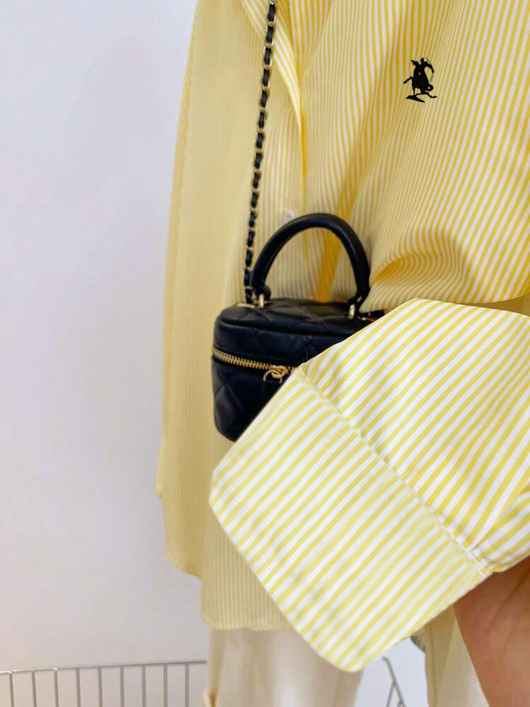 Chemise élégante à rayures avec col classique, manches longues et broderie raffinée. Décontracté et polyvalent, idéal pour le travail, les rendez-vous, les sorties.